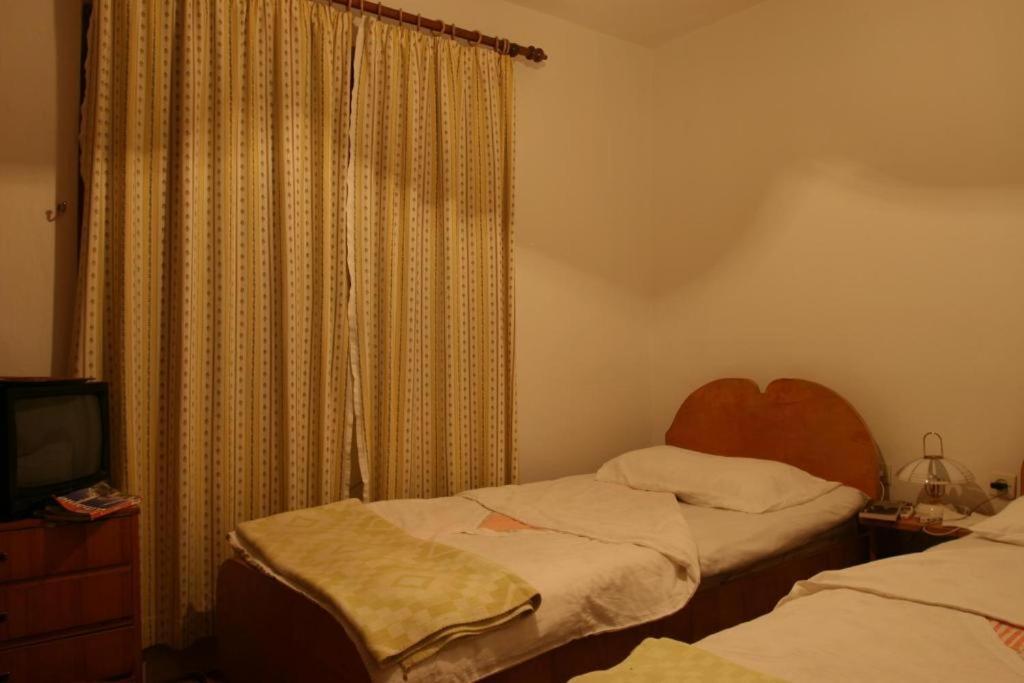 Guesthouse Pension Andrea Tirana Esterno foto